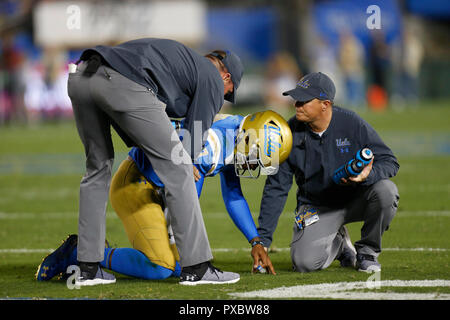 Ottobre 20, 2018 UCLA Bruins quarterback Dorian Thompson-Robinson #7 viene ferito durante la partita di calcio tra la UCLA Bruins e l'Arizona Wildcats presso il Rose Bowl a Pasadena, in California. Charles Baus/CSM Foto Stock