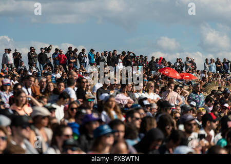 La folla è visto guardando il palcoscenico portoghese del mondo Surf League, MEO Rio Curl Pro, svoltasi a Peniche. Surfista brasiliano Italo Ferreira ha vinto il palcoscenico portoghese del mondo Surf League, MEO Rio Curl Pro, svoltasi a Peniche. Ferreira ha sconfitto il francese Joan Duru in finale dopo aver battuto il connazionale Gabriel Medina in semifinale. Ora tutte le attenzione va a Havaii, la fase finale che deciderà il prossimo mondiale campione del surf. Foto Stock