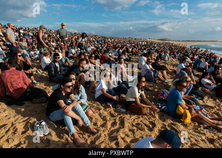 La folla è visto guardando il palcoscenico portoghese del mondo Surf League, MEO Rio Curl Pro, svoltasi a Peniche. Surfista brasiliano Italo Ferreira ha vinto il palcoscenico portoghese del mondo Surf League, MEO Rio Curl Pro, svoltasi a Peniche. Ferreira ha sconfitto il francese Joan Duru in finale dopo aver battuto il connazionale Gabriel Medina in semifinale. Ora tutte le attenzione va a Havaii, la fase finale che deciderà il prossimo mondiale campione del surf. Foto Stock