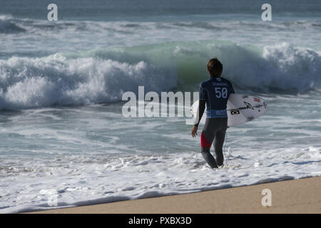 Peniche, Portogallo. Xx oct, 2018. Kanoa Igarashi (USA) è visto la preparazione per entrare in acqua a Supertubos Beach, Peniche.brasiliano surfer Italo Ferreira ha vinto il palcoscenico portoghese del mondo Surf League, MEO Rio Curl Pro, svoltasi a Peniche. Ferreira ha sconfitto il francese Joan Duru in finale dopo aver battuto il connazionale Gabriel Medina in semifinale. Ora tutte le attenzione va a Havaii, la fase finale che deciderà il prossimo mondiale campione del surf. Credito: Hugo Amaral SOPA/images/ZUMA filo/Alamy Live News Foto Stock