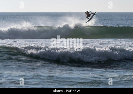 Peniche, Portogallo. Xx oct, 2018. Italo Ferreira (BRA) è visto a cavallo di un onda alla spiaggia Supertubos, Peniche.brasiliano surfer Italo Ferreira ha vinto il palcoscenico portoghese del mondo Surf League, MEO Rio Curl Pro, svoltasi a Peniche. Ferreira ha sconfitto il francese Joan Duru in finale dopo aver battuto il connazionale Gabriel Medina in semifinale. Ora tutte le attenzione va a Havaii, la fase finale che deciderà il prossimo mondiale campione del surf. Credito: Hugo Amaral SOPA/images/ZUMA filo/Alamy Live News Foto Stock