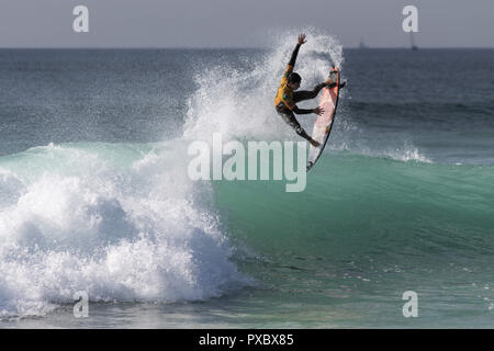 Peniche, Portogallo. Xx oct, 2018. Gabriel Medina (BRA) è visto a cavallo di un onda alla spiaggia Supertubos, Peniche.brasiliano surfer Italo Ferreira ha vinto il palcoscenico portoghese del mondo Surf League, MEO Rio Curl Pro, svoltasi a Peniche. Ferreira ha sconfitto il francese Joan Duru in finale dopo aver battuto il connazionale Gabriel Medina in semifinale. Ora tutte le attenzione va a Havaii, la fase finale che deciderà il prossimo mondiale campione del surf. Credito: Hugo Amaral SOPA/images/ZUMA filo/Alamy Live News Foto Stock