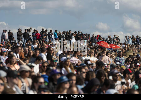 Peniche, Portogallo. Xx oct, 2018. La folla è visto guardando il palcoscenico portoghese del mondo Surf League, MEO Rio Curl Pro, svoltasi a Peniche.brasiliano surfer Italo Ferreira ha vinto il palcoscenico portoghese del mondo Surf League, MEO Rio Curl Pro, svoltasi a Peniche. Ferreira ha sconfitto il francese Joan Duru in finale dopo aver battuto il connazionale Gabriel Medina in semifinale. Ora tutte le attenzione va a Havaii, la fase finale che deciderà il prossimo mondiale campione del surf. Credito: Hugo Amaral SOPA/images/ZUMA filo/Alamy Live News Foto Stock