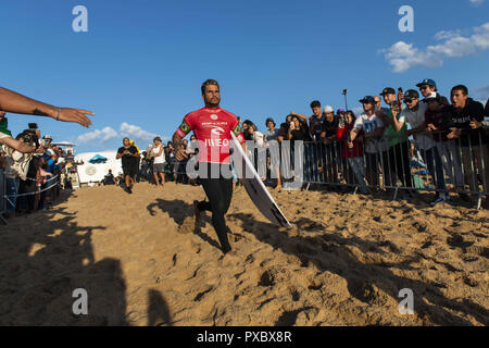 Peniche, Portogallo. Xx oct, 2018. Italo Ferreira (BRA) è visto la preparazione per entrare in acqua a Supertubos Beach, Peniche.brasiliano surfer Italo Ferreira ha vinto il palcoscenico portoghese del mondo Surf League, MEO Rio Curl Pro, svoltasi a Peniche. Ferreira ha sconfitto il francese Joan Duru in finale dopo aver battuto il connazionale Gabriel Medina in semifinale. Ora tutte le attenzione va a Havaii, la fase finale che deciderà il prossimo mondiale campione del surf. Credito: Hugo Amaral SOPA/images/ZUMA filo/Alamy Live News Foto Stock