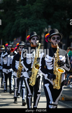 Città del Messico. Xx oct, 2018. I musicisti prendere parte nel XII Alebrijes monumentale Parade 2018, a Città del Messico, capitale del Messico il 20 ott. 2018. Secondo la stampa locale, quasi 200 sculture sfilavano attraverso uno dei viali più importanti della capitale e dopo questo essi saranno in mostra nel Paseo de la Reforma Avenue fino a nov. 4. Credito: Francisco Canedo/Xinhua/Alamy Live News Foto Stock