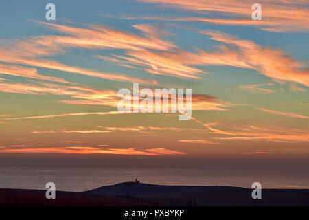 Eastbourne, Regno Unito. Xx oct, 2018. Il Belle Tout faro al tramonto visto da Beachy Head questa sera dopo un altro giorno di caldo clima soleggiato sulla costa sud Credito: Simon Dack/Alamy Live News Foto Stock