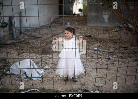 Una ragazza palestinese assiste il matrimonio di una relativa nel nord della Striscia di Gaza città di Beit Lahiya. Un numero crescente di famiglie si affaccia la povertà dopo la perdita del lavoro durante gli ultimi dieci anni di assedio di Gaza e di tre guerre israeliane sulla striscia di Gaza. Foto Stock