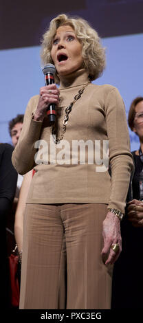 Lione, Francia. Xxi oct, 2018. Actrice americano Jane Fonda riconosce il tifo del pubblico alla cerimonia di chiusura del decimo Festival annuale Lumiere di Lione, in Francia. La cerimonia si è svolta presso la Halle Tony Garnier e presentava una mostra del 1940 film Le uve di ira che starred Henry Fonda.Il Festival Lumiere è un film festival che si tiene ogni ottobre ed è chiamato in onore del Lumia¨re fratelli, chi ha inventato la cinematografia a Lione nel 1895. Credito: ZUMA Press, Inc./Alamy Live News Foto Stock