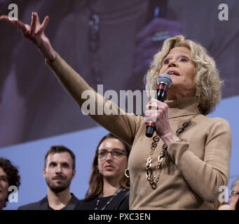 Lione, Francia. Xxi oct, 2018. Actrice americano Jane Fonda riconosce il tifo del pubblico alla cerimonia di chiusura del decimo Festival annuale Lumiere di Lione, in Francia. La cerimonia si è svolta presso la Halle Tony Garnier e presentava una mostra del 1940 film Le uve di ira che starred Henry Fonda.Il Festival Lumiere è un film festival che si tiene ogni ottobre ed è chiamato in onore del Lumia¨re fratelli, chi ha inventato la cinematografia a Lione nel 1895. Credito: ZUMA Press, Inc./Alamy Live News Foto Stock