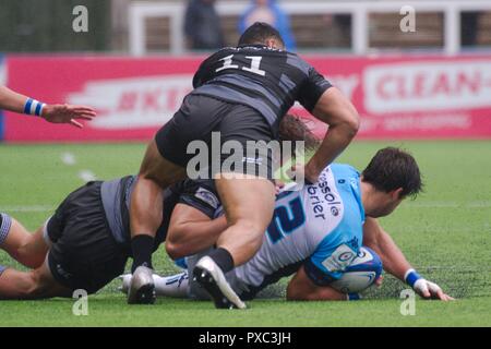 Newcastle upon Tyne, Inghilterra, 21 ottobre 2018. Sinoti Sinoti di Newcastle Falcons tiene in giù Jan Serfontein di Montpellier dopo che egli è stato affrontato durante la loro Heineken Campionato Europeo Cup match a Kingston Park. Credito: Colin Edwards/Alamy Live News. Foto Stock