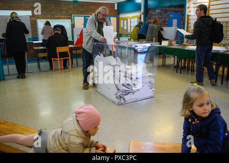 Gdansk, Polonia. 21 ott 2018. Un uomo è visto la fusione il suo voto durante le elezioni locali al giorno. Il 21 ottobre 2018 il polacco cittadini voteranno per migliaia di consiglieri e sindaci locali in ambito regionale, county e parrocchia elezioni. Credito: SOPA Immagini limitata/Alamy Live News Foto Stock