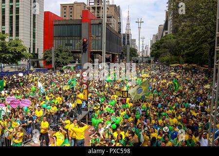 Sao Paulo, Brasile. Xxi Ott 2018. migliaia di persone nel rally sostenere Brasile del candidato presidenziale Jair Bolsonaro sulla Avenida Paulista il 21 ottobre 2018. Credito: Dario Oliveira/ZUMA filo/Alamy Live News Foto Stock