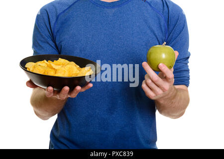 Uomo caucasico holding ciotola di patatine e mela verde Foto Stock