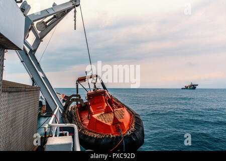 Scialuppa di salvataggio o FRC barca di salvataggio in nave in mare nave dsv è su sfondo Foto Stock