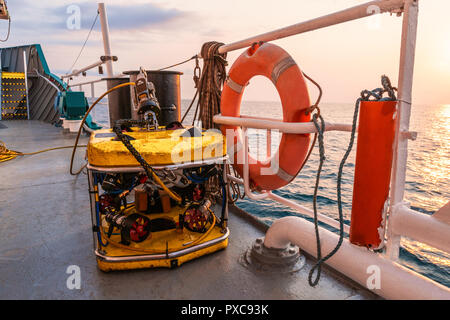 Ad azionamento remoto veicolo mini ROV sul ponte della nave in mare aperto Foto Stock