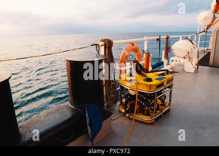 Ad azionamento remoto veicolo mini ROV sul ponte della nave in mare aperto Foto Stock