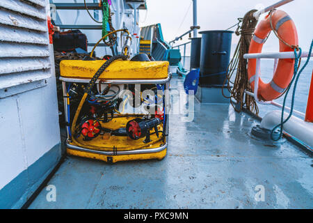 Ad azionamento remoto veicolo mini ROV sul ponte della nave in mare aperto Foto Stock