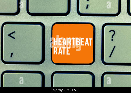 Conceptual la scrittura a mano che mostra la frequenza cardiaca. Business photo testo misurato dal numero di volte in cui il cuore si contrae al minuto. Foto Stock