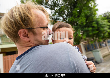 Padre e Figlio bambino legare assieme a casa all'aperto Foto Stock