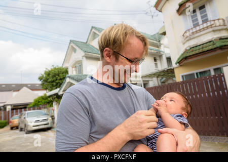 Padre e Figlio bambino legare assieme a casa all'aperto Foto Stock