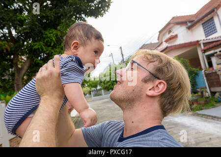 Padre e Figlio bambino legare assieme a casa all'aperto Foto Stock