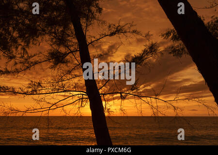 Tramonto sul Mare delle Andamane, come si vede da una spiaggia a Phuket, Tailandia Foto Stock