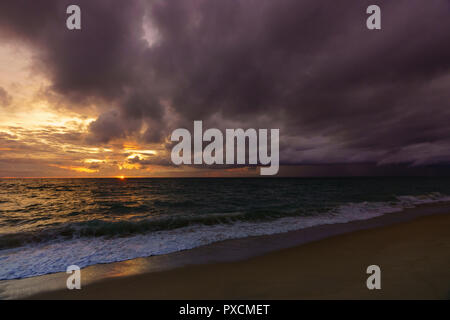 Drammatica aria di tempesta sul Mar delle Andamane, Thailandia, durante il tramonto. Come si vede dal litorale. Foto Stock