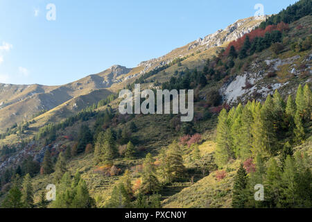 Panorama da monti liguri parte delle Alpi Italiane Foto Stock