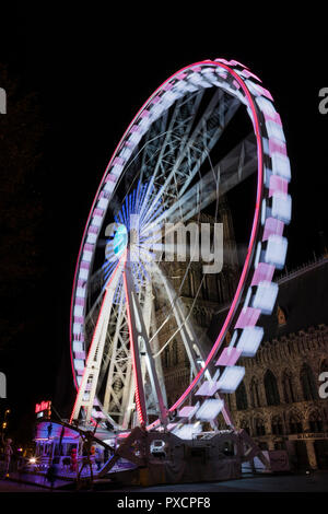 Tempo di notte vedute della città di Ypres di halloween Foto Stock