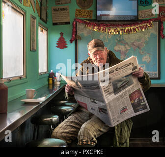 Co. Waterford, Irlanda. Il giorno 08 dicembre, 2017. Tony Keane di Dungarvan legge il giornale del mattino a colazione a J.J.'s Diner prima che egli si spegne per un d Foto Stock