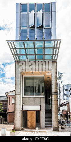 Insolita e sottile edificio alto, Kanazawa Giappone Foto Stock