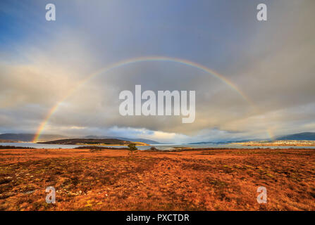Rainbow vicino a Tromso, paesaggio scenic immagini stock Circolo Polare Artico isola Kvaloya Troms nr Tromso Norvegia settentrionale Foto Stock