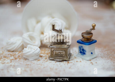 Natale interno con piccole macine per caffè e anelli di meringa Foto Stock