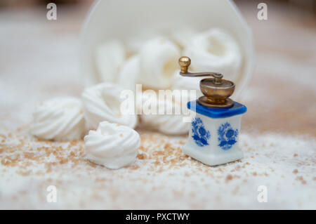 Natale interno con piccole macine per caffè e anelli di meringa Foto Stock