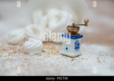 Natale interno con piccole macine per caffè e anelli di meringa Foto Stock