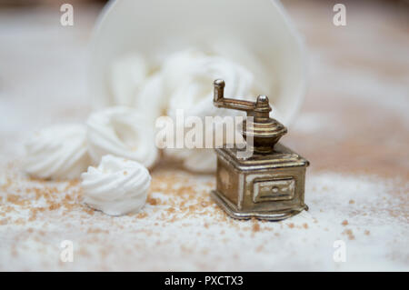 Natale interno con piccole macine per caffè e anelli di meringa Foto Stock