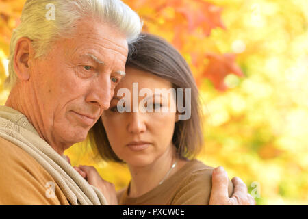 Ritratto di donna triste e senior uomo avvolgente Foto Stock