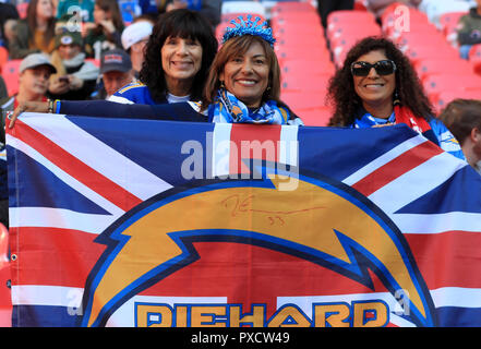 LA Caricabatterie tifosi mostrano il loro supporto prima della International Series NFL corrispondono allo Stadio di Wembley, Londra. Foto Stock