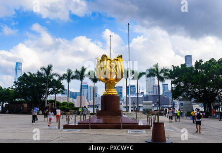 Hong Kong - Agosto 9, 2018: Golden Bauhinia Square a Hong Kong downtown area alla mattina tempo Foto Stock