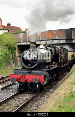 GWR Manor Class loco No 7827 Lydham Manor lasciando Paignton sulla ferrovia a vapore di Dartmouth, 31st luglio 2018. Foto Stock