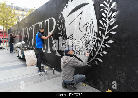 Novembre 14, 2015 - Parigi, Francia: parigini scrivere il motto della città di Parigi in lingua latina, 'Fluctuat nec mergitur' ('esso galleggia e non affondare') come si riuniscono sulla Place de la Republique per rendere omaggio alle vittime dei terribili attacchi terroristici. Des Parisiens inscrivent la ideare de la Ville de Paris en latin, Fluctuat nec mergitur, place de la Republique, au lendemain des tueries du 13 novembre 2015, dans lesquelles 130 personnes ont ete tuees par des terroristes djihadistes. *** La Francia / NESSUNA VENDITA A MEDIA FRANCESI *** Foto Stock