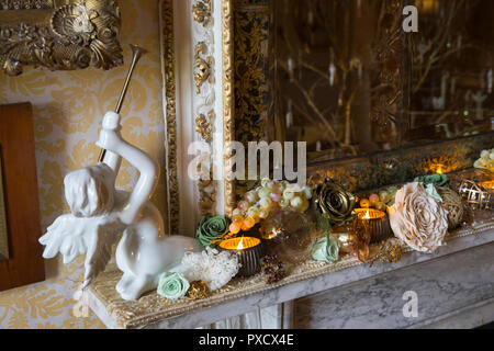 Regno Unito, Inghilterra, Yorkshire, Castle Howard a Natale, Lady Georgiana la camera da letto mantelpiece, xmas angel decorazioni Foto Stock