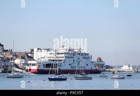 L Imbuto Rosso traghetto per auto, Red Falcon, che in precedenza si sono scontrate con varie piccole imbarcazioni a causa di cattive condizioni del tempo, lascia East Cowes sull'Isola di Wight legata a Southampton. Foto Stock