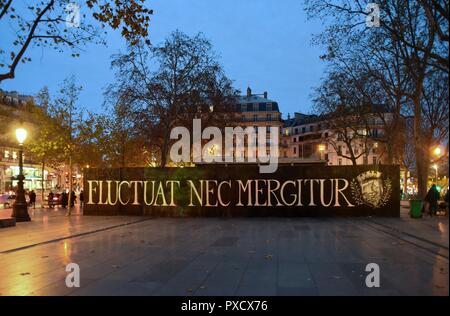 Novembre 14, 2015 - Parigi, Francia: parigini scrivere il motto della città di Parigi in lingua latina, 'Fluctuat nec mergitur' ('esso galleggia e non affondare') come si riuniscono sulla Place de la Republique per rendere omaggio alle vittime dei terribili attacchi terroristici. Des Parisiens inscrivent la ideare de la Ville de Paris en latin, Fluctuat nec mergitur, place de la Republique, au lendemain des tueries du 13 novembre 2015, dans lesquelles 130 personnes ont ete tuees par des terroristes djihadistes. *** La Francia / NESSUNA VENDITA A MEDIA FRANCESI *** Foto Stock