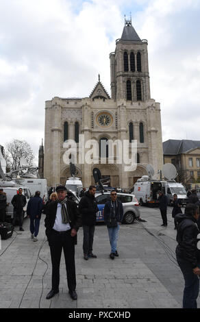 Novembre 18, 2015 - Saint-Denis, Francia: Polizia lanciare un raid in Saint-Denis, a nord di Parigi, dove il mastermind della Parigi attacco terroristico è pensato per essere nascosto. Soccorritore occasionale guardando la scena con la Basilica di Saint-Denis dietro di lui. Funzionamento policiere du 18 novembre 2015 a Saint-Denis, ou ont ete reperes des terroristes giace aux attaques du 13 novembre. *** La Francia / NESSUNA VENDITA A MEDIA FRANCESI *** Foto Stock