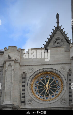 Novembre 18, 2015 - Saint-Denis, Francia: una polizia sniper prende posizione sul tetto della basilica di Saint-Denis come ministero degli interni francese Bernard Cazeneuve visiti la scena di un raid della polizia in Saint-Denis, a nord di Parigi. Funzionamento policiere du 18 novembre 2015 a Saint-Denis, ou ont ete reperes des terroristes giace aux attaques du 13 novembre. *** La Francia / NESSUNA VENDITA A MEDIA FRANCESI *** Foto Stock