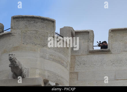 Novembre 18, 2015 - Saint-Denis, Francia: una polizia sniper prende posizione sul tetto della basilica di Saint-Denis come ministero degli interni francese Bernard Cazeneuve visiti la scena di un raid della polizia in Saint-Denis, a nord di Parigi. Funzionamento policiere du 18 novembre 2015 a Saint-Denis, ou ont ete reperes des terroristes giace aux attaques du 13 novembre. *** La Francia / NESSUNA VENDITA A MEDIA FRANCESI *** Foto Stock