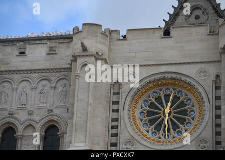 Novembre 18, 2015 - Saint-Denis, Francia: una polizia sniper prende posizione sul tetto della basilica di Saint-Denis come ministero degli interni francese Bernard Cazeneuve visiti la scena di un raid della polizia in Saint-Denis, a nord di Parigi. Funzionamento policiere du 18 novembre 2015 a Saint-Denis, ou ont ete reperes des terroristes giace aux attaques du 13 novembre. *** La Francia / NESSUNA VENDITA A MEDIA FRANCESI *** Foto Stock
