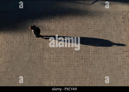 Due persone gettato ombre lunghe su un pomeriggio autunnale Foto Stock