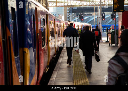 Pendolari di salire a bordo di un sud western con il treno alla stazione di Waterloo Foto Stock